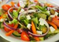 Nem azeite e nem vinagre: Truque fácil deixa sua salada muito mais gostosa