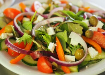 Nem azeite e nem vinagre: Truque fácil deixa sua salada muito mais gostosa