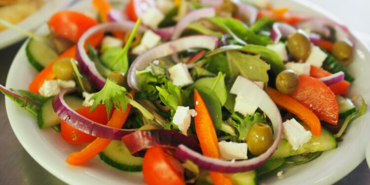 Nem azeite e nem vinagre: Truque fácil deixa sua salada muito mais gostosa