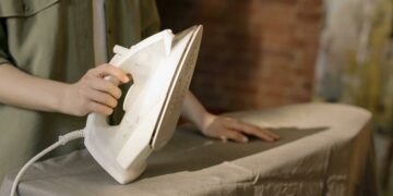Mancha de ferro na roupa? Veja como remover de forma simples e rápida