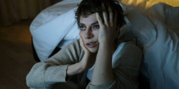 Especialistas explicam o motivo de você acordar várias vezes de madrugada