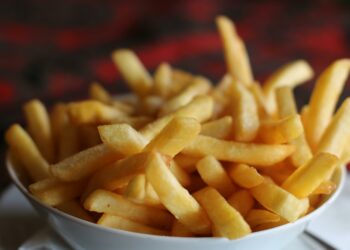 Por que adicionar bicarbonato ao fazer batata frita muda tudo no resultado