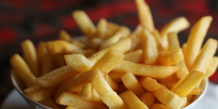 Por que adicionar bicarbonato ao fazer batata frita muda tudo no resultado