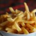 Por que adicionar bicarbonato ao fazer batata frita muda tudo no resultado