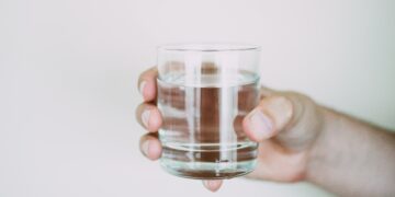 Fígado com gordura? Especialistas revelam a quantidade ideal de água por dia