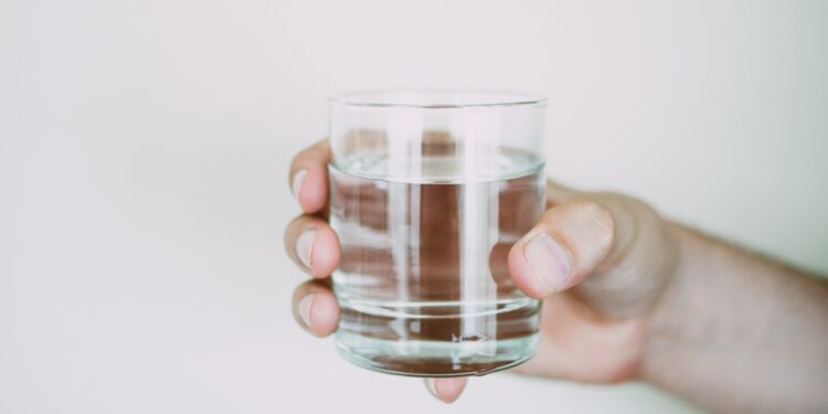 Fígado com gordura? Especialistas revelam a quantidade ideal de água por dia