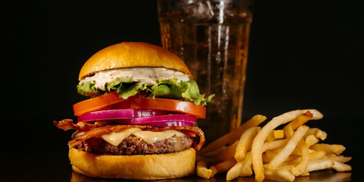Saiba quais alimentos estão destruindo seu corpo segundo especialistas