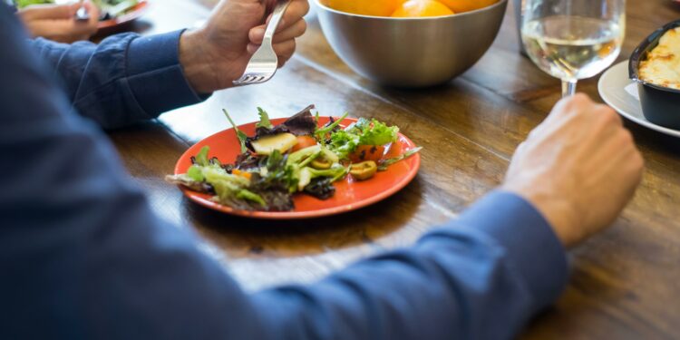 Exercício simples que revela se você está sentindo fome ou apenas vontade de comer