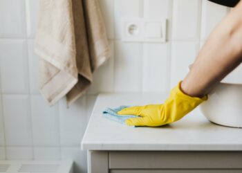 A maioria das pessoas limpa os móveis do jeito errado: aprenda o certo