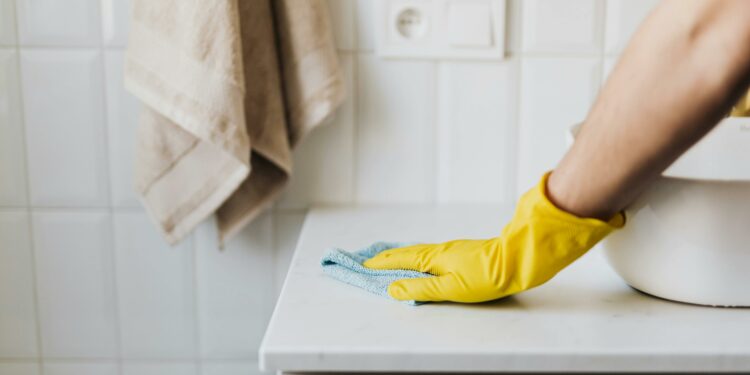 A maioria das pessoas limpa os móveis do jeito errado: aprenda o certo