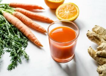Quais são os benefícios de tomar suco de cenoura?