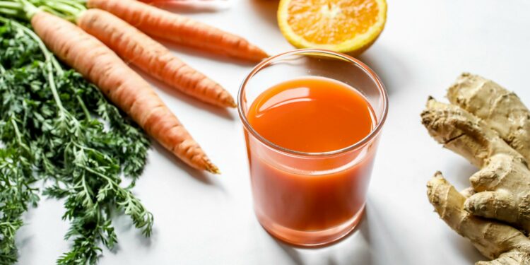 Quais são os benefícios de tomar suco de cenoura?