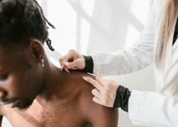 Como tratar os problemas que destroem seus ombros, segundo fisioterapeuta