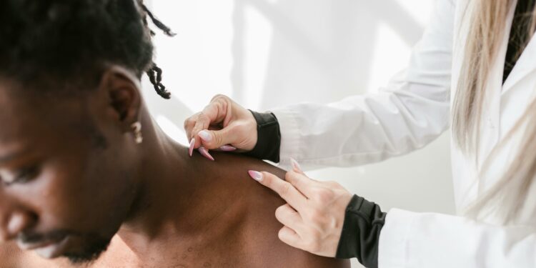 Como tratar os problemas que destroem seus ombros, segundo fisioterapeuta
