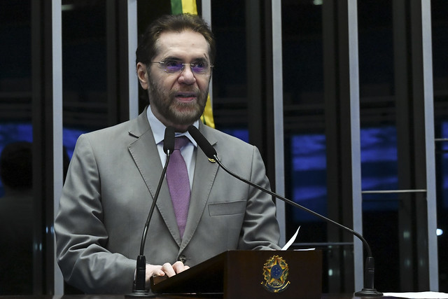 Senador apresenta projeto de lei para blindar Pix contra taxações