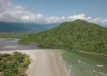 Rio e mar se encontram em praia que é um verdadeiro cartão postal de São Paulo