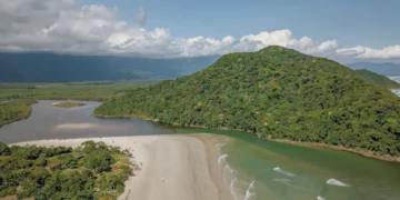 Rio e mar se encontram em praia que é um verdadeiro cartão postal de São Paulo