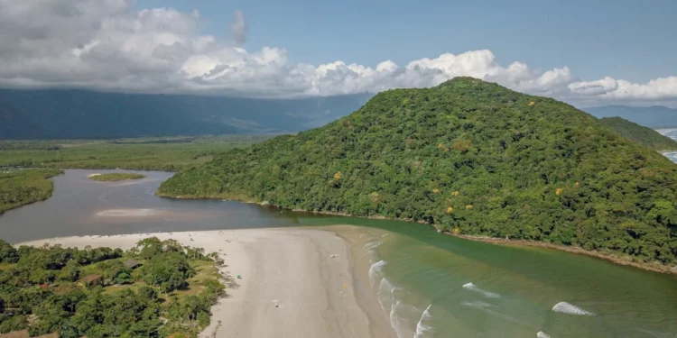 Rio e mar se encontram em praia que é um verdadeiro cartão postal de São Paulo