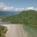 Rio e mar se encontram em praia que é um verdadeiro cartão postal de São Paulo