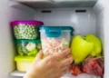 Geladeira congelando alimentos? Veja como resolver o problema