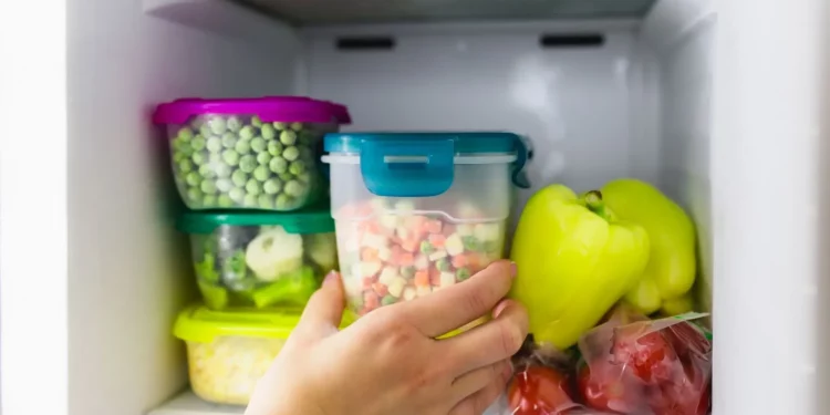 Geladeira congelando alimentos? Veja como resolver o problema