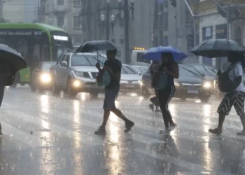 Alerta meteorológico: Nuvens pesadas chegam nesta terça e trazem chuvas intensas para regiões específicas