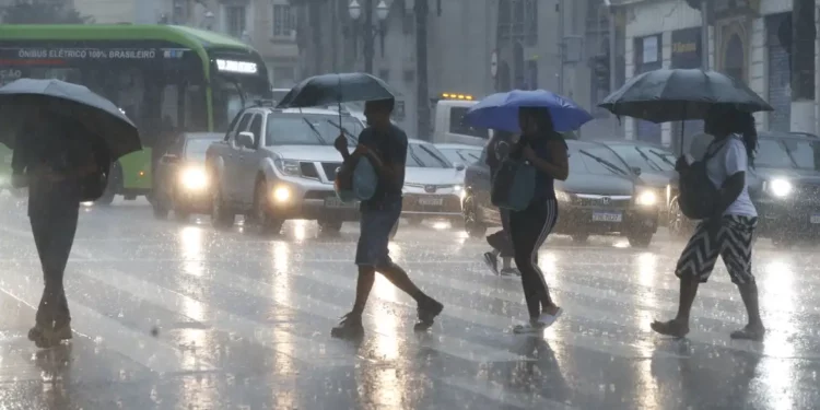 Alerta meteorológico: Nuvens pesadas chegam nesta terça e trazem chuvas intensas para regiões específicas