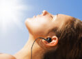 Vitamina D baixa: não é só por causa do sol Essa condição afeta principalmente idosos e pessoas com pouca exposição ao sol. O problema se agrava durante meses de inverno ou em regiões com menos luz solar e, muitas vezes, é associado a dietas carentes de nutrientes essenciais. Principais causas da deficiência de vitamina D A exposição limitada ao sol é a causa mais comum. Mesmo em países tropicais como o Brasil, muitos passam tempo excessivo em ambientes fechados devido ao estilo de vida urbano. Também é importante considerar a ingestão inadequada de alimentos ricos em vitamina D, como peixes gordurosos e ovos. Outros fatores incluem doenças renais e intestinais, que afetam a absorção de vitamina D, além do uso excessivo de protetor solar, que reduz a síntese cutânea da vitamina. Sintomas subestimados da falta de vitamina D Os sintomas da deficiência de vitamina D são sutis, mas preocupantes. Indivíduos afetados podem experimentar fadiga, fraqueza muscular e cãibras. Nos casos graves, surgem problemas ósseos, como osteomalácia em adultos e raquitismo em crianças. Há também ligação com depressão e alterações de sono, mostrando sua influência no sistema nervoso. Como é diagnosticada e tratada a deficiência O diagnóstico é feito por exames de sangue, medindo os níveis de 25-hidroxivitamina D. Níveis baixos requerem suplementação. A exposição regular ao sol, sem proteção excessiva, pode ajudar na prevenção e tratamento, mas a orientação médica é essencial. Melhorar a dieta com alimentos ricos em vitamina D é outro passo eficaz. A vitamina D é vital para a saúde óssea e o bem-estar geral. Os tratamentos podem variar desde mudanças no estilo de vida até suplementação. Fazer check-ups regulares é crucial, especialmente para aqueles em grupos de risco.