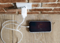 Deixar o celular carregando a noite inteira estraga a bateria? Veja a verdade