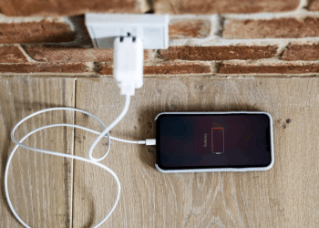 Deixar o celular carregando a noite inteira estraga a bateria? Veja a verdade