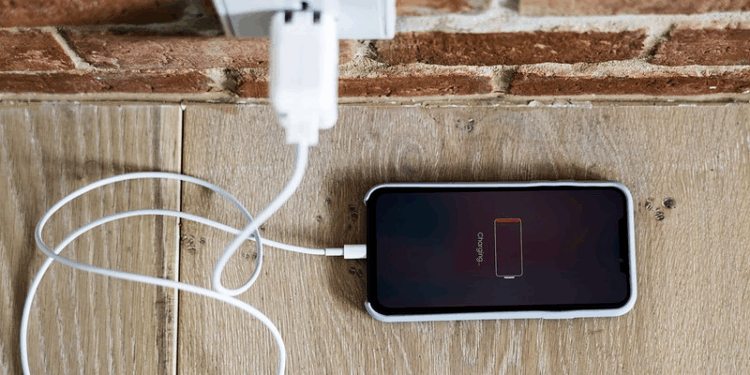 Deixar o celular carregando a noite inteira estraga a bateria? Veja a verdade