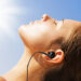 Vitamina D baixa: não é só por causa do sol Essa condição afeta principalmente idosos e pessoas com pouca exposição ao sol. O problema se agrava durante meses de inverno ou em regiões com menos luz solar e, muitas vezes, é associado a dietas carentes de nutrientes essenciais. Principais causas da deficiência de vitamina D A exposição limitada ao sol é a causa mais comum. Mesmo em países tropicais como o Brasil, muitos passam tempo excessivo em ambientes fechados devido ao estilo de vida urbano. Também é importante considerar a ingestão inadequada de alimentos ricos em vitamina D, como peixes gordurosos e ovos. Outros fatores incluem doenças renais e intestinais, que afetam a absorção de vitamina D, além do uso excessivo de protetor solar, que reduz a síntese cutânea da vitamina. Sintomas subestimados da falta de vitamina D Os sintomas da deficiência de vitamina D são sutis, mas preocupantes. Indivíduos afetados podem experimentar fadiga, fraqueza muscular e cãibras. Nos casos graves, surgem problemas ósseos, como osteomalácia em adultos e raquitismo em crianças. Há também ligação com depressão e alterações de sono, mostrando sua influência no sistema nervoso. Como é diagnosticada e tratada a deficiência O diagnóstico é feito por exames de sangue, medindo os níveis de 25-hidroxivitamina D. Níveis baixos requerem suplementação. A exposição regular ao sol, sem proteção excessiva, pode ajudar na prevenção e tratamento, mas a orientação médica é essencial. Melhorar a dieta com alimentos ricos em vitamina D é outro passo eficaz. A vitamina D é vital para a saúde óssea e o bem-estar geral. Os tratamentos podem variar desde mudanças no estilo de vida até suplementação. Fazer check-ups regulares é crucial, especialmente para aqueles em grupos de risco.