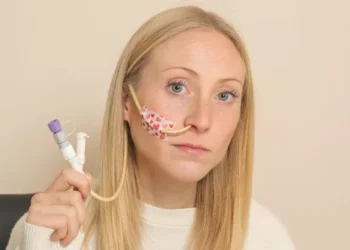 Doença rara força jovem a viver com apenas 3 alimentos: entenda a condição