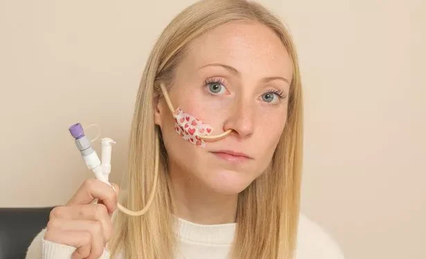 Doença rara força jovem a viver com apenas 3 alimentos: entenda a condição