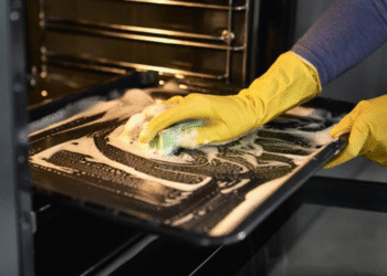 A técnica surpreendente que remove gordura do forno sem os truques comuns