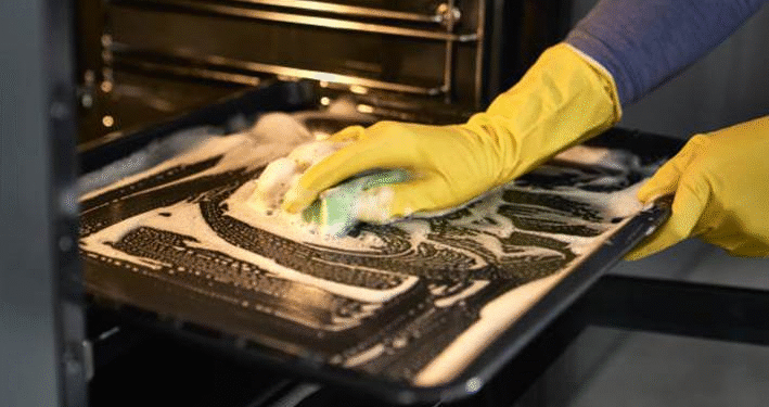 A técnica surpreendente que remove gordura do forno sem os truques comuns