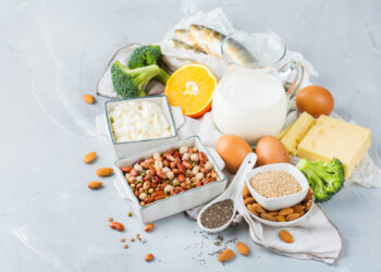 Mais cálcio que o leite? Descubra o superalimento que ninguém te contou Feito de materiais tecnológicos como GORE-TEX e poliéster, o poncho garante impermeabilidade e respirabilidade. Seus zíperes laterais facilitam o uso e ajuste, enquanto seu design ergonômico permite conforto mesmo em ventos fortes. Assim, ele se destaca como peça essencial no guarda-roupa dos que enfrentam condições climáticas adversas. Vantagens do Poncho Estendido O poncho estendido oferece maior proteção comparado aos tradicionais guarda-chuvas. Ele evita respingos, comuns em chuvas fortes, e não sofre com a inversão causada por ventos. Um capuz com viseira transparente mantém a visibilidade durante o uso, o que é ideal para ciclistas. Disponível em várias cores e estilos, o poncho combina funcionalidade e moda. Seja em tons neutros ou chamativos, ele permite personalização, se tornando tanto um item de proteção quanto de expressão pessoal. Praticidade em Ambientes Urbanos Os habitantes das grandes cidades buscam soluções práticas para lidar com o clima. O poncho estendido é uma dessas soluções. Além de ser leve, ele pode ser facilmente dobrado e armazenado em mochilas, sempre pronto para uso repentino. Sua característica de não grudar no corpo, mesmo sob vento, diferencia-o das capas comuns. Materiais como TPU e poliéster proporcionam impermeabilidade e respirabilidade, aliviando a sensação claustrofóbica de outros materiais. O Atraente Futuro do Poncho A popularidade do poncho estendido cresce nas cidades. Seu design inovador está ganhando consumidores que valorizam praticidade e segurança. A proteção eficaz e a flexibilidade do poncho estão redefinindo a forma como enfrentamos dias chuvosos. Mesmo com o guarda-chuva ainda em uso, o poncho emerge como uma opção moderna e prática. Ele adapta-se facilmente a situações cotidianas urbanas, prometendo tranquilidade em meio à imprevisibilidade do clima.