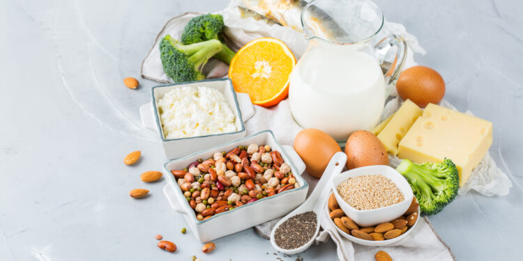 Mais cálcio que o leite? Descubra o superalimento que ninguém te contou Feito de materiais tecnológicos como GORE-TEX e poliéster, o poncho garante impermeabilidade e respirabilidade. Seus zíperes laterais facilitam o uso e ajuste, enquanto seu design ergonômico permite conforto mesmo em ventos fortes. Assim, ele se destaca como peça essencial no guarda-roupa dos que enfrentam condições climáticas adversas. Vantagens do Poncho Estendido O poncho estendido oferece maior proteção comparado aos tradicionais guarda-chuvas. Ele evita respingos, comuns em chuvas fortes, e não sofre com a inversão causada por ventos. Um capuz com viseira transparente mantém a visibilidade durante o uso, o que é ideal para ciclistas. Disponível em várias cores e estilos, o poncho combina funcionalidade e moda. Seja em tons neutros ou chamativos, ele permite personalização, se tornando tanto um item de proteção quanto de expressão pessoal. Praticidade em Ambientes Urbanos Os habitantes das grandes cidades buscam soluções práticas para lidar com o clima. O poncho estendido é uma dessas soluções. Além de ser leve, ele pode ser facilmente dobrado e armazenado em mochilas, sempre pronto para uso repentino. Sua característica de não grudar no corpo, mesmo sob vento, diferencia-o das capas comuns. Materiais como TPU e poliéster proporcionam impermeabilidade e respirabilidade, aliviando a sensação claustrofóbica de outros materiais. O Atraente Futuro do Poncho A popularidade do poncho estendido cresce nas cidades. Seu design inovador está ganhando consumidores que valorizam praticidade e segurança. A proteção eficaz e a flexibilidade do poncho estão redefinindo a forma como enfrentamos dias chuvosos. Mesmo com o guarda-chuva ainda em uso, o poncho emerge como uma opção moderna e prática. Ele adapta-se facilmente a situações cotidianas urbanas, prometendo tranquilidade em meio à imprevisibilidade do clima.