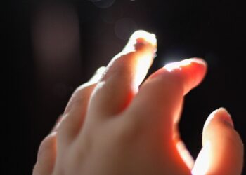 Descoberta chocante: nosso corpo emite luz que desaparece ao morrer