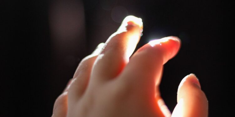 Descoberta chocante: nosso corpo emite luz que desaparece ao morrer