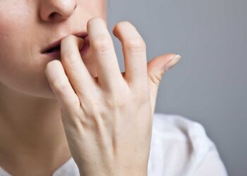 Hábito revelador: o que a psicologia descobriu sobre roer unhas