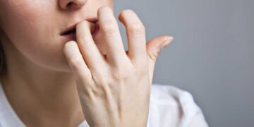 Hábito revelador: o que a psicologia descobriu sobre roer unhas