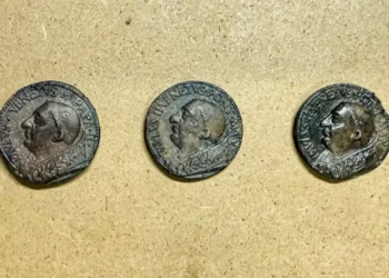 Surpreendente achado no metrô de Roma: descobrem antigas medalhas de bronze com a figura de um papa