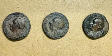 Surpreendente achado no metrô de Roma: descobrem antigas medalhas de bronze com a figura de um papa