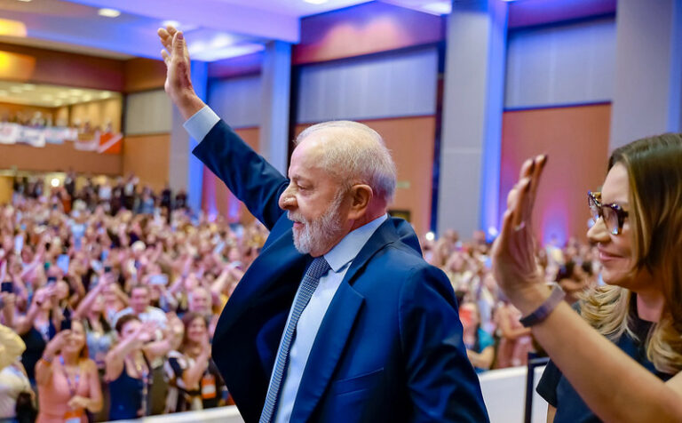 "Quando eu for conversar com Trump, vou levar ela", disse Lula
