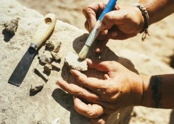 Mistério milenar: fragmento de 5 mil anos com rosto humano deixa cientistas perplexos