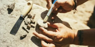 Mistério milenar: fragmento de 5 mil anos com rosto humano deixa cientistas perplexos