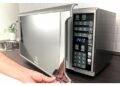 Por que recomendam colocar sal no micro-ondas e para que serve?