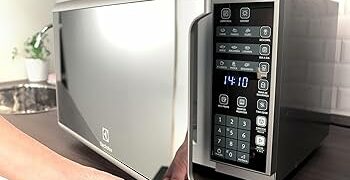 Por que recomendam colocar sal no micro-ondas e para que serve?
