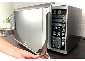 Por que recomendam colocar sal no micro-ondas e para que serve?